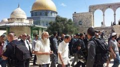 مستوطنون بحماية قوات الاحتلال يقتحمون المسجد الاقصى
