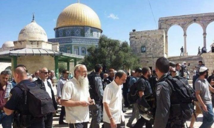 مستوطنون بحماية قوات الاحتلال يقتحمون المسجد الاقصى