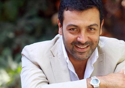 الممثل التركي "أسمر" يفاجأ بهدية ثمينة من عربي.. كيف تصرف؟