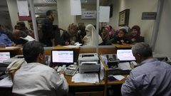 هآرتس تتوقع توزيع المنحة القطرية على موظفي غزة ظهر الجمعة