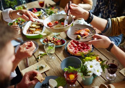 ما هو الوقت المناسب لتناول وجبة العشاء؟