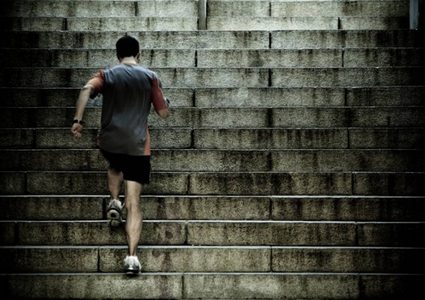 باحثون: صعود الدرج يحسن صحة القلب
