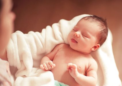 دراسة: لا تحممِ طفلك فور الولادة