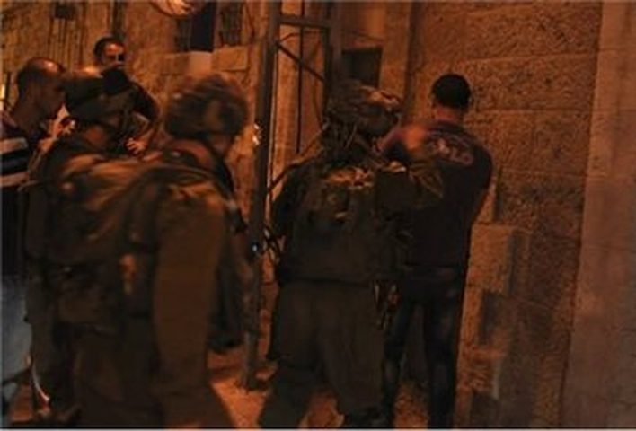 الاحتلال يعتقل أسيرا محررا من طمون على حاجز زعترة