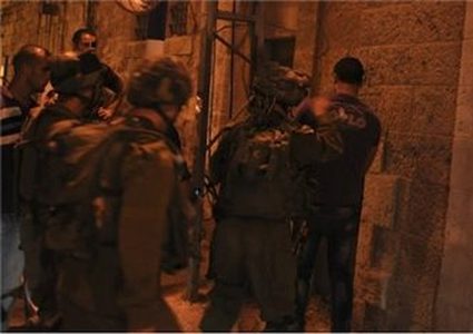 الاحتلال يعتقل أسيرا محررا من طمون على حاجز زعترة