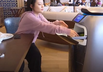 "علي بابا" تفتتح فندقا مستقبليا بتقنيات غير مسبوقة (فيديو)