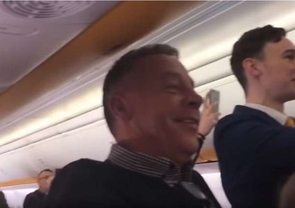 "رحلة جوية" تشهر طلاب مدرسة إيرلندية! (فيديو)