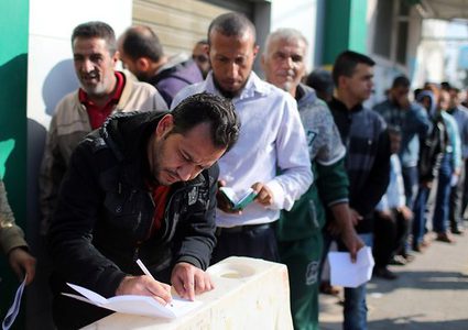 صحيفة تزعم: حماس رفضت المنحة القطرية لطلبها زيادة المبلغ