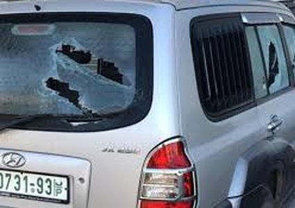 مستوطنون يحطمون مركبات ويخطّون شعارات عنصرية في ترمسعيا