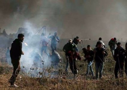 إصابة طفل بقنبلة غاز وآخريّن بالاختناق شرق البريج