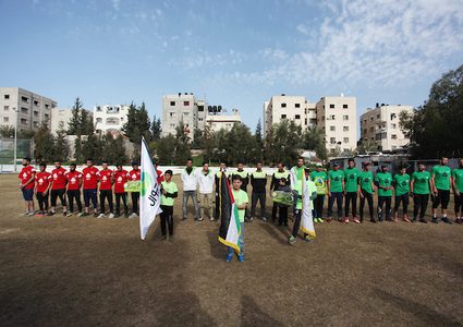 اللاعبون الفلسطينيون من نادي الهلال يتنافسون مع لاعبين فلسطينيين من النادي الأهلي خلال المباراة النهائية للبيسبول في مدينة غزة في 26 يناير 2019.