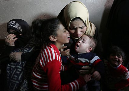 أقارب الشهيد إيهاب عابد ، 25 عاماً ، الذي استشهد برصاص الجنود الإسرائيليين في مسيرات العودة على الحدود بين إسرائيل وغزة ،  خلال تشييع جثمانه في رفح في جنوب قطاع غزة في 26 يناير / كانون الثاني 2019.