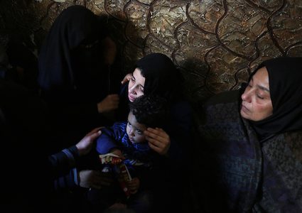 أقارب الشهيد إيهاب عابد ، 25 عاماً ، الذي استشهد برصاص الجنود الإسرائيليين في مسيرات العودة على الحدود بين إسرائيل وغزة ،  خلال تشييع جثمانه في رفح في جنوب قطاع غزة في 26 يناير / كانون الثاني 2019.