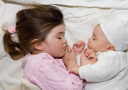 ما هي فوائد حصول الطفل على ساعات نوم كافية ؟