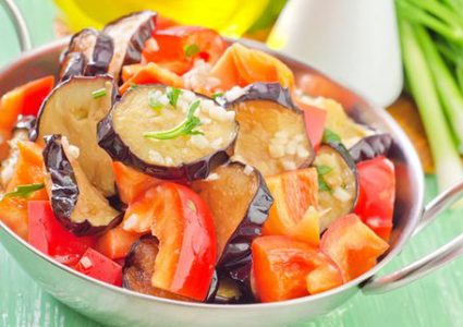 طريقة عمل سلطة الباذنجان المشوي مع الفليفلة