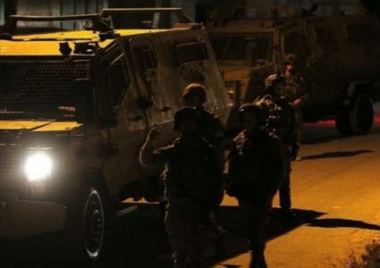 مستوطن يهاجم مواطنا ونجله ببلطة ويصيبهما بجروح في ديراستيا