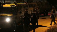 مستوطن يهاجم مواطنا ونجله ببلطة ويصيبهما بجروح في ديراستيا