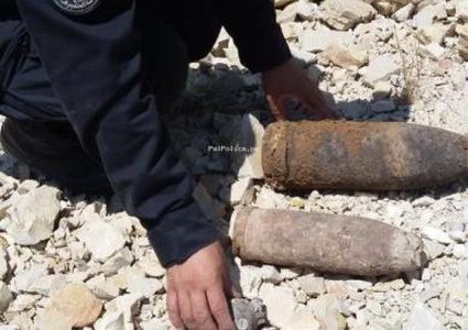 الشرطة تتعامل مع قذيفة مدفعية من مخلفات الاحتلال