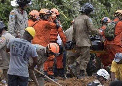 مصرع 15 شخصا على الأقل بانزلاق للتربة في البيرو