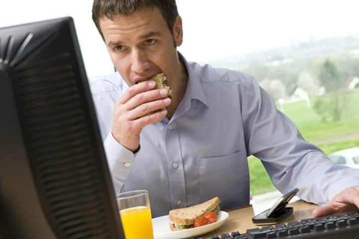 دراسة: الإجهاد الوظيفي يؤدي إلى زيادة الوزن لدى النساء