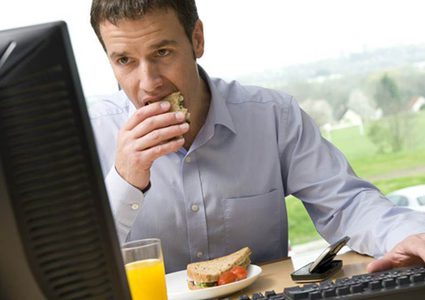 دراسة: الإجهاد الوظيفي يؤدي إلى زيادة الوزن لدى النساء