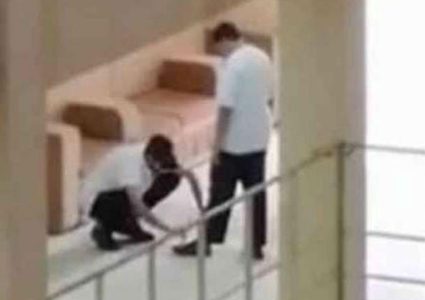 إشادة واسعة بمعلم سعودي ربط حذاء طالب بالمدرسة!