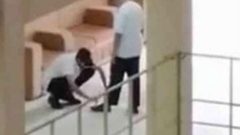 إشادة واسعة بمعلم سعودي ربط حذاء طالب بالمدرسة!