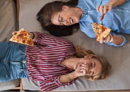 لماذا يمكن للبعض تناول ما يحلو لهم دون اكتساب الوزن؟