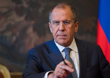 وزير خارجية روسيا يصافح "مايكروفون" ويحرج صحفيًا!