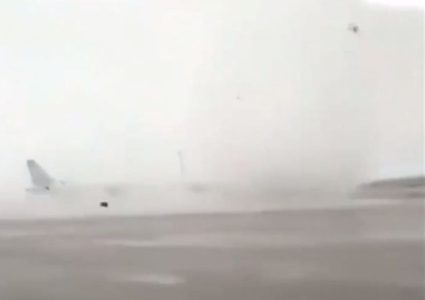 إصابة 12 شخصا اثر إعصار في مطار أنطاليا التركي