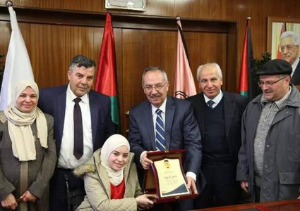 مي شكوكاني.. تحدّت الإعاقة وخطت على درب الإبداع