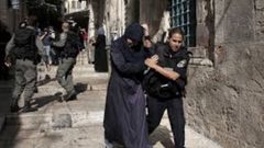 الاحتلال يعتقل فلسطينية بعد مطاردتها بالأقصى