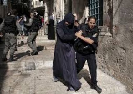 الاحتلال يعتقل فلسطينية بعد مطاردتها بالأقصى