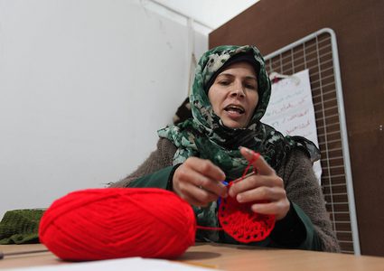 تدريب الفلسطينيات على التطريز والرسم في غزة