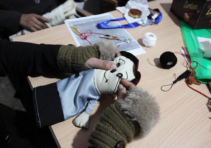 تدريب الفلسطينيات على التطريز والرسم في غزة