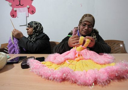 تدريب الفلسطينيات على التطريز والرسم في غزة