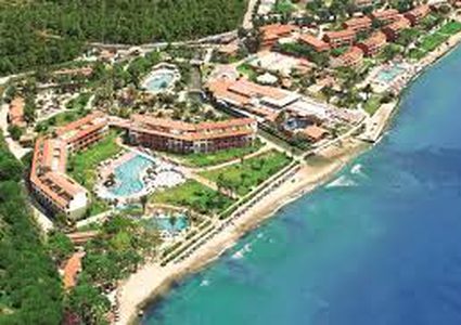 بلدة تركية تكتسي بألوان قوس قزح تشجيعا للسياحة