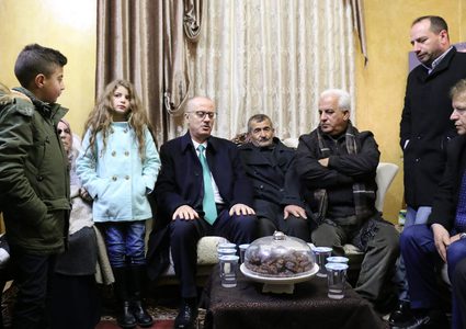 الحمد الله يقدم واجب العزاء بالأسير المحرر العويوي