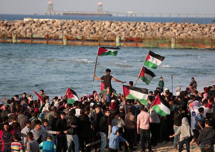 شهيد متأثراً بجراحه وإصابات في المسير البحري بغزة