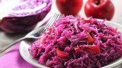 سلطة الملفوف الأحمر بزيت الزيتون الشهية