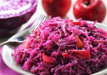 سلطة الملفوف الأحمر بزيت الزيتون الشهية