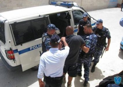 الشرطة تكشف ملابسات سرقات بقيمة 55 ألف شيقل وتضبط قطعا أثرية