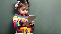 الجلوس ساعات طويلة أمام شاشات الأجهزة الذكية يسبب تأخر النمو