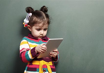 الجلوس ساعات طويلة أمام شاشات الأجهزة الذكية يسبب تأخر النمو