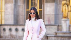 أفكار لتنسيق البوت الأبيض مع ملابس في الشتاء