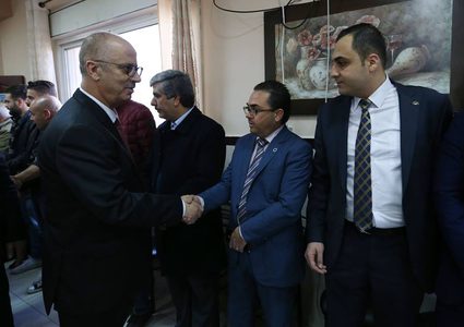 رئيس الوزراء رامي الحمد الله، يقدم اليوم الثلاثاء، في مدينة البيرة، واجب العزاء لعائلة وذوي الشهيد حمدان العارضة، بحضور محافظ رام الله والبيرة ليلى غنام، ووزير الاتصالات علام موسى، ووكيل وزارة الداخلية اللواء محمد منصور، وعدد من الشخصيات الرسمية والاعتبارية.