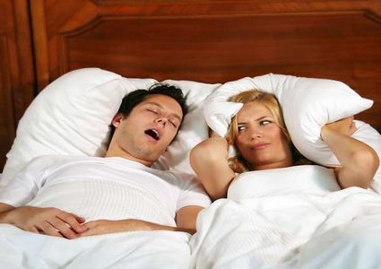 ابتكار وسادة تريحك من شخير شريكك في السكن!