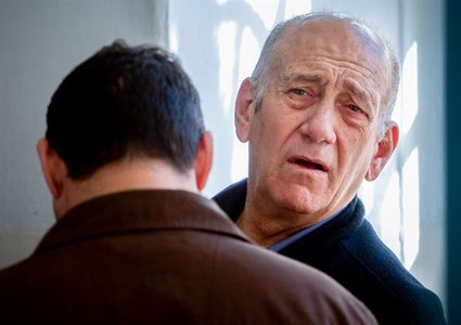 "أولمرت"يهاجم "نتنياهو"..ويتمنى الفوز لمنافسيه في الانتخابات