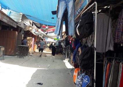 بعد انتشارها في غزة .. حماس تلاحق ملابس "البالة" بالضرائب