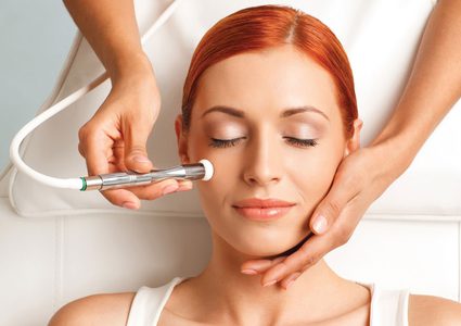 للسيدات ..تعرفي على أهم الأضرار التي يسببها الليزر للوجه